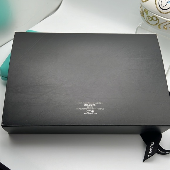 CHANEL Beauty Neoprene Cosmetic Bag CC Zipper Pull Charm Rare Tiffany Blue NWOT - Picture 15 of 17